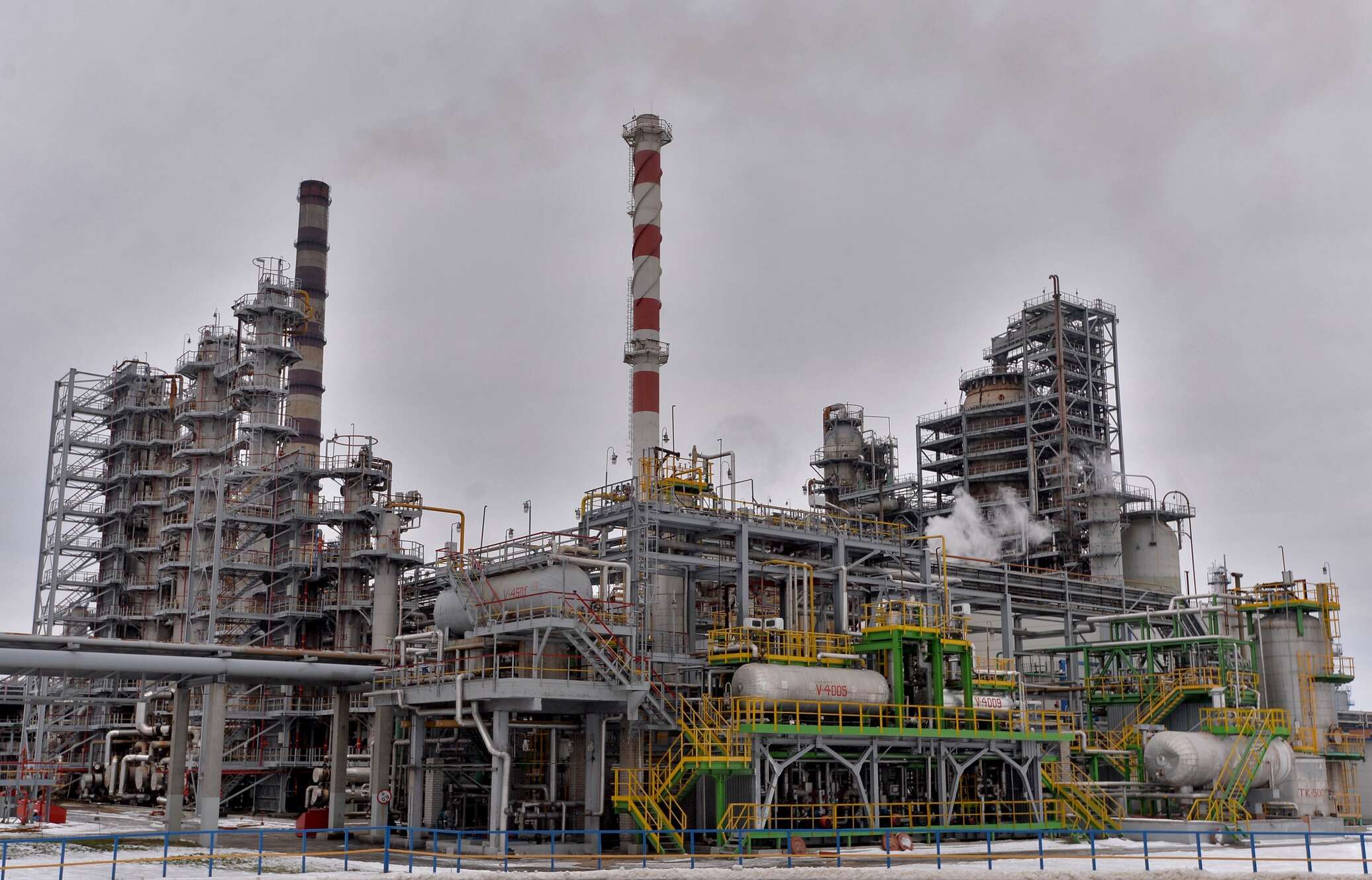 Общий вид на КНПЗ г. Кириши